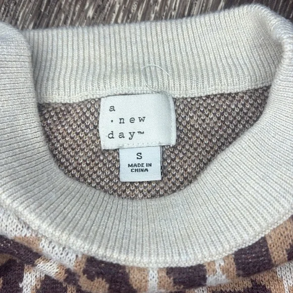 Woman’s leopard print sweater size small - Picture 3 of 4